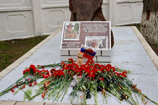 Памятник герою, поднявшему Знамя Победы на Рейхстаг